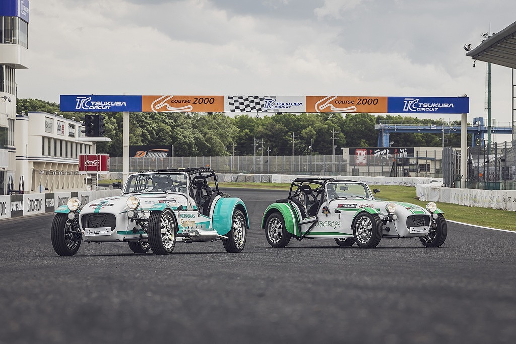 筑波サーキットのホームストレートに並ぶCATERHAM CUP JAPANの車両2台